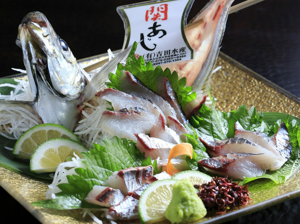 見た目にも豪華な大分名物！　『関アジ姿造り』