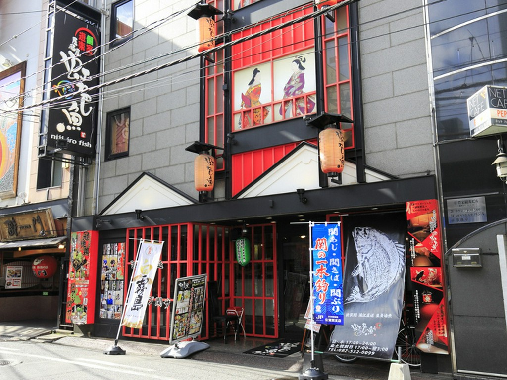 遊郭をイメージした遊び心のある目を引く外観