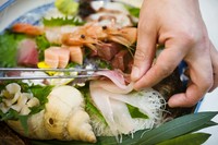 富山で漁獲された、とれたて新鮮の魚介類が並びます。アジ・白海老・ホタルイカ・ホウボウ昆布〆等7～9種類の味わいが楽しめます。