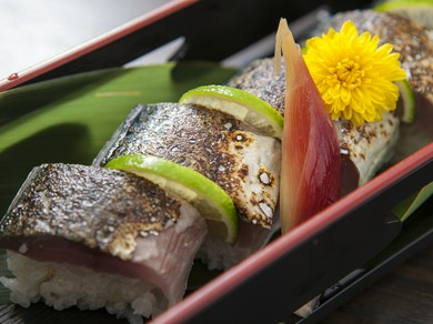富山産のお米と鯖の絶妙な味わい『特製炙り〆サバ棒寿司』