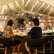 店の中央に備えたオープンキッチンを取り囲むように配されているカウンター席では、中華ならではの豪快な炒めや包丁さばきも望め、楽しみが尽きません。