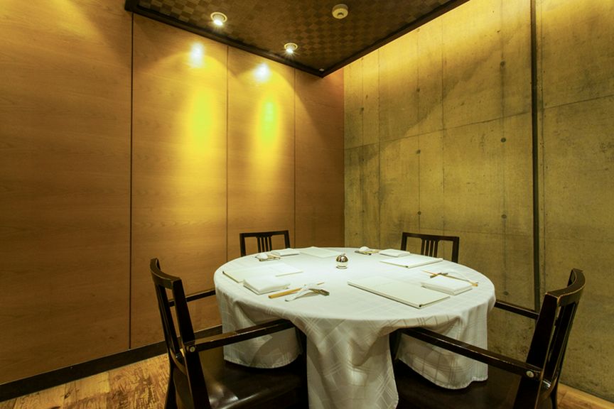 ゆったり落ち着いて食事を楽しみたい方は2つの個室へ