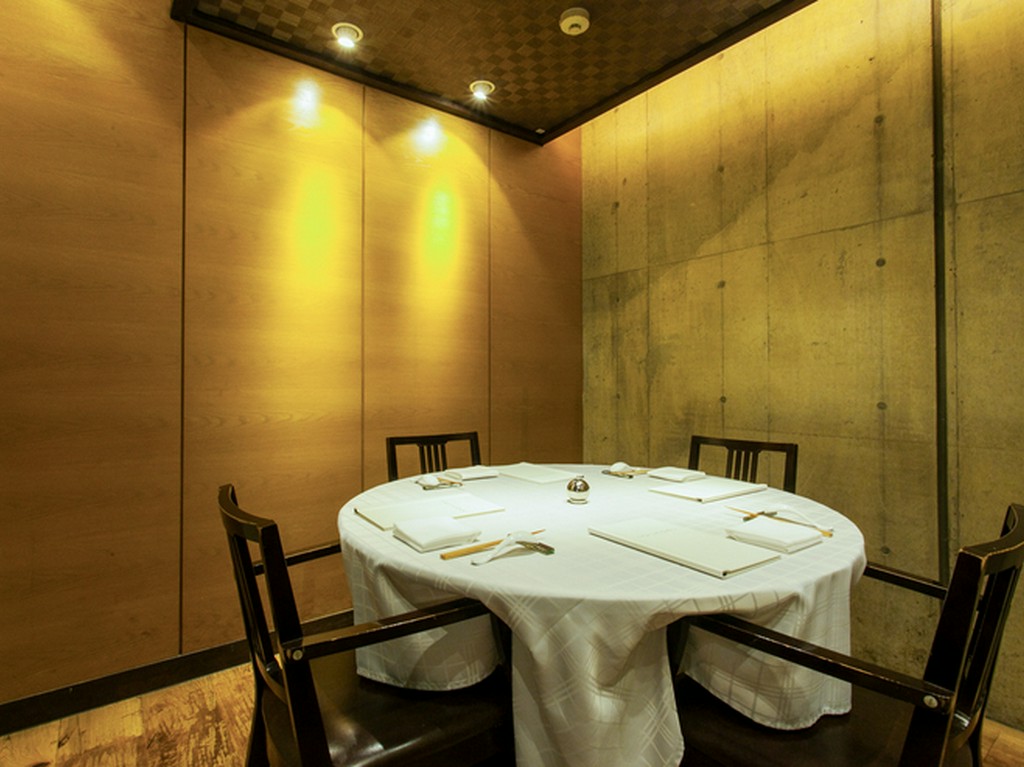 ゆったり落ち着いて食事を楽しみたい方は2つの個室へ