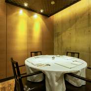 カウンター席やテーブル席のほか、2つの個室を用意しています。こちらは接待や大切な人との食事会など、プライバシーを大切にしたい時に好評です。また、個室のみ喫煙も可能になっています。