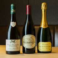 四川料理を源流としながらも、鯰江シェフの料理は素材の滋味を引き出すのが基本。花椒や唐辛子は控えめにすることで、繊細な白ワインにもぴしゃりとマッチ。シャンパンや軽めの白ワインなどと合わせる人が多いです。