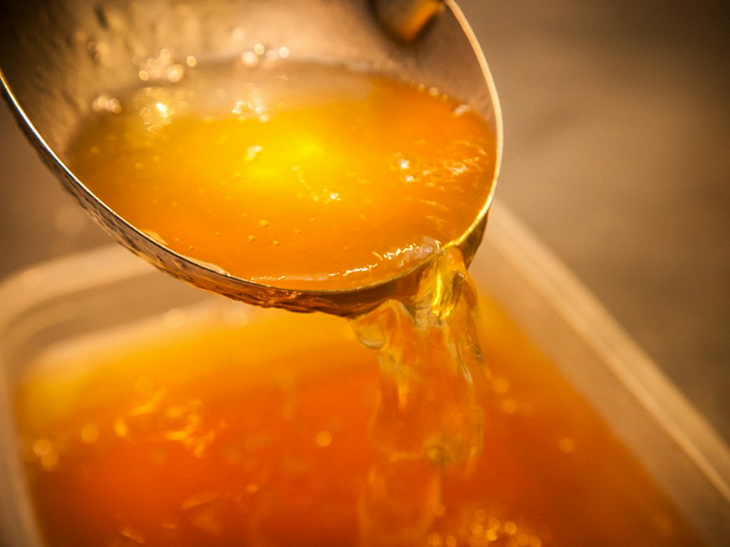 丁寧に時間をかけて抽出する、黄金色に輝くスープ