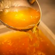 洋の食材を取り入れたり、見目麗しい盛り付けなど、中華の概念に縛られない料理。それが中華料理としてきちんと成立しているのは、ベースとなる上湯や鳥ガラスープを丁寧につくりあげ、味をまとめているからです。