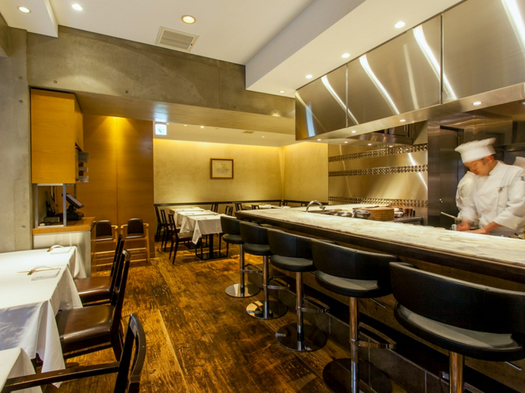 はじめてのデートでも盛り上がる、カウンター席は特等席