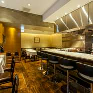 スタイリッシュなカウンター席を中心にした中華料理は、話題に事欠かないのがポイント。シェフの料理をライブで見て、味わい、おすすめのワインを提案してもらう。まさにデートにもぴったりのおすすめ店です。