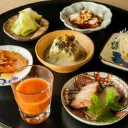 今の自分の料理を分かりやすく表現した皿が『前菜の盛り合わせ』です。さまざまなアイデアや食材を詰め込み、中華だけにとらわれないひと皿を目指しています。盛り付けも見て楽しんでもらえるように工夫しています。