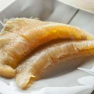 すべてのコース料理に必ず使用するのがフカヒレです。手間はかかりますが、丁寧に下処理をするのがポイントです。澄んだ上湯スープの旨みとともにぷるんぷるんの姿煮をぜひ味わっていただきたいですね。