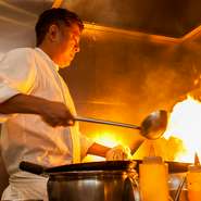 料理の見た目や洋の食材、カウンター中心の空間など、およそ中華らしからぬ雰囲気は、中華はこうだという既成概念に縛られたくなかったから。味わってもらい、初めてほっと落ち着く中華であればいいと考えています。