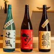 修業時代、宮城県の酒蔵に半年間住み込み、日本酒づくりも学んだ店主が日本酒を厳選。香りの立ちやすい吟醸系よりも、米の旨みがあり、なおかつキレのよい純米酒系の日本酒を常時15種類ほど用意しています。