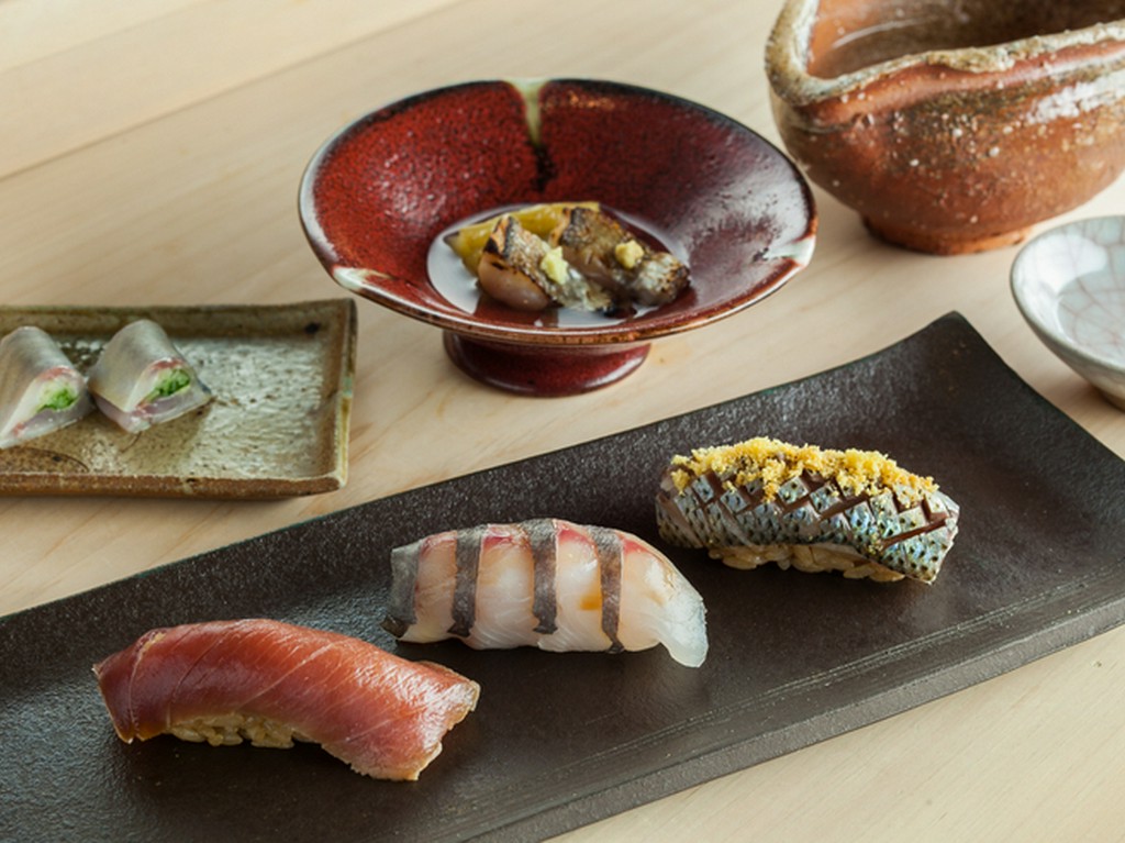 握りと肴が代わる代わる供される痛快なおまかせスタイル