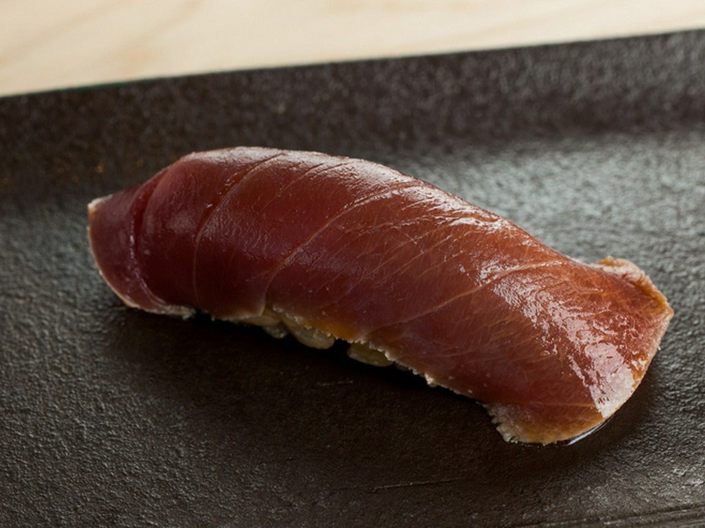 絶妙な寝かせ具合が旨みを引き出す『熟成中トロづけ』