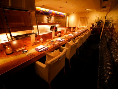 料理の説明もシェフ自ら。カウンターの魅力をお楽しみください