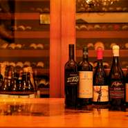 ワインは自然派が中心。料理のクセをワインで隠すのではなく、ワインを組み合わせることで生じる新たな味覚を提案します。コース料理それぞれにグラスワインを合わせるワインのデグスタツィオーネも好評です。