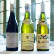 ブルゴーニュだけに特化し、1000種類以上をストックするワインは、シェフが修業時代に尋ね回った親しい生産者のものを中心に厳選。フランスへと足を運ぶ夏期休暇では、必ず現地の生産者を尋ね交流を深めます。