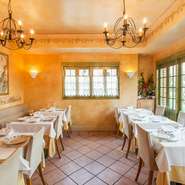 店内へ足を一歩踏み入れれば、まるでブルゴーニュのレストランを訪れたかのよう。わずか20席ほどの小さな空間ですが、ナチュラルな雰囲気がゲストの緊張を解きほぐしてくれます。