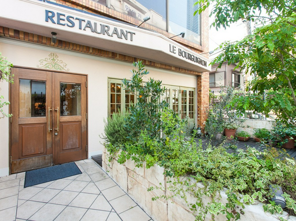 緑のアプローチを抜ければ、街の喧噪がゆっくりと遠のく