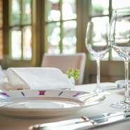 肩肘貼らずアットホームに楽しめるレストランですが、フランスのブランド・レイノーやベルナルドの食器を使うなど、テーブルセットひとつにもこだわりが詰まっています。