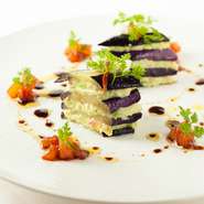 シェフの出身地である北海道の毛ガニを使ったひと皿で、15年前のオープン当初から続くスペシャリテ。ドライトマトやクルトンをあしらい、バルサミコビネガーとオリーブオイルのソースをかけたひと皿です。