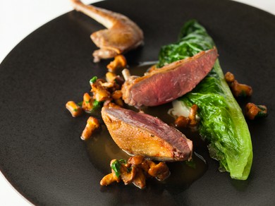 柔らかくクセのない『ブレス産小鳩のロースト　ロメーヌレタスのファルシー ジロール茸添え』