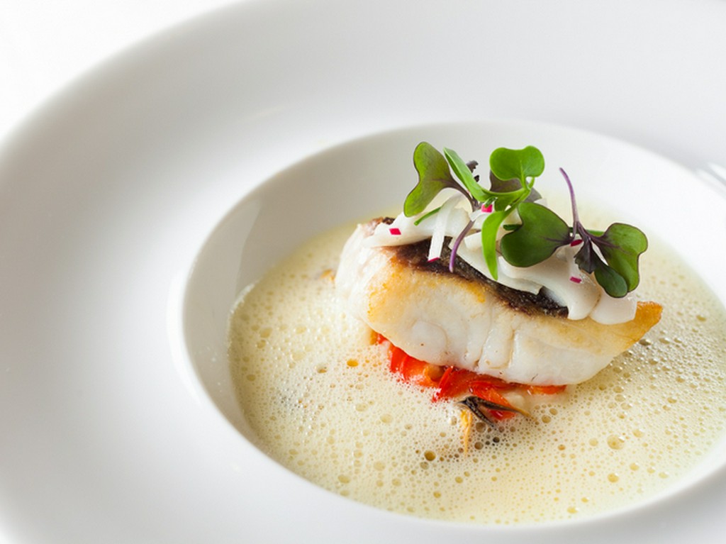 重層的な味わいの『真鯛のポワレ モンサンミッシェルのムール貝のスープと白イカのソテー添え』