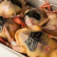 ジビエの季節には真鴨や蝦夷鹿、山鴫などの肉も使いますが、その中でもブレス産の小鳩はお気に入りの食材。若い鳩のため身は柔らかく、血や鉄分の味が強くなく、ミルキーな味わいが特徴です。