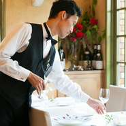 食という時間をいかに楽しんでもらうかを一番に心がけています。食べた料理や味の好みなど、一度お越しいただいたお客様の情報をスタッフ同士が共有することで、ひとり一人にあったサービスを心がけます。