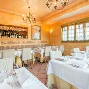 15年前の開店当時はフレンチというとシックな店が主流の時代。ブルゴーニュ風の一軒家レストランをイメージした店内は、カジュアルとも異なるアットホームな雰囲気を大切にしています。