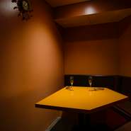 オープンキッチンでワイワイ楽しむ人が多い【ダルマット】ですが、2つの個室も人気です。狭小な空間を上手に利用したテーブル席になっており、食事をしながらのミーティングや接待、デートなど使い方は多彩です。