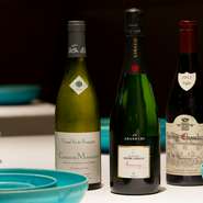 「いつもシェフのアイデアには驚かされます」とはソムリエの朝倉賀澄氏。ワインはフランス産だけにこだわり、ブルゴーニュを中心とした約200種をストック。常連のリクエストでフランス産以外がリストに並ぶことも。