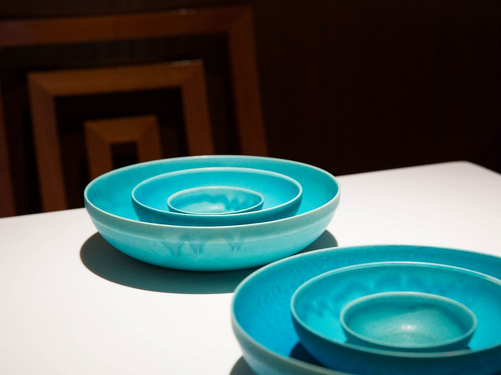 テーブルクロスに鮮やかに浮かび上がる美濃焼きの和皿