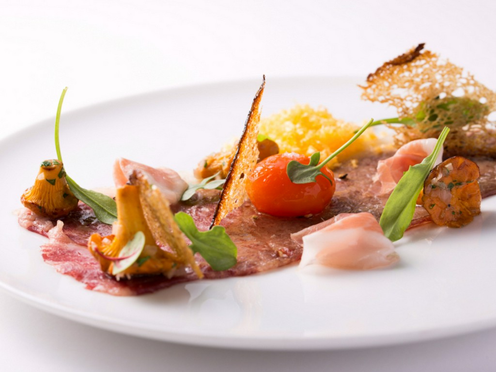 すき焼きを彷彿とさせる『栃木産和牛ロースのティエド 塩麹でマリネした卵黄とジロール茸とミモレット』