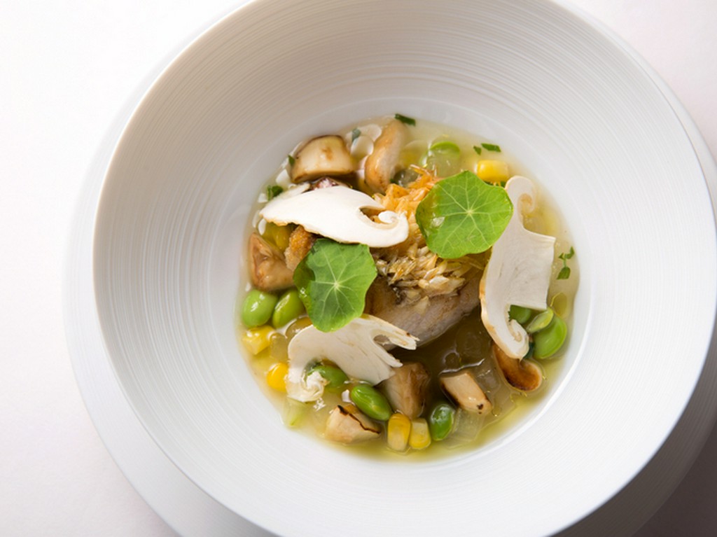 鱗のサクサクとした食感が小気味いい『甘鯛の松笠焼き 松茸のナージュ仕立て』