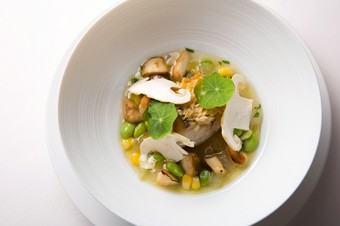 鱗のサクサクとした食感が小気味いい『甘鯛の松笠焼き 松茸のナージュ仕立て』