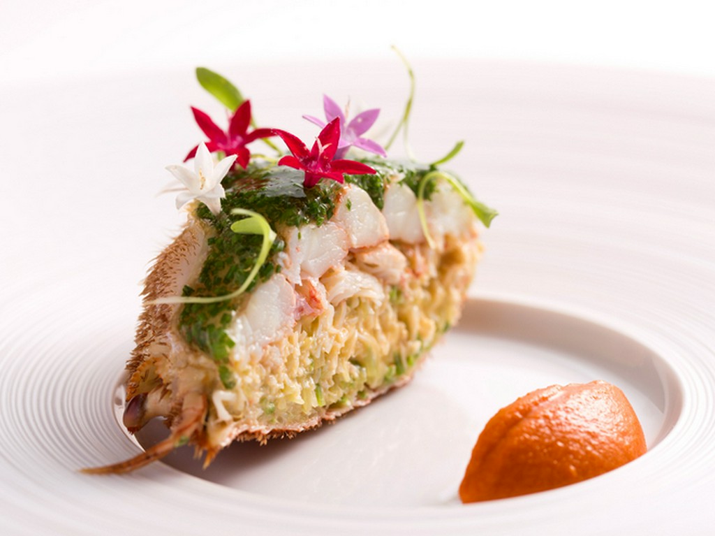 旨みと甘み、酸味が一体となった『昆布森産の毛蟹と小メロンのサラダ ロメスコソース』