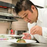 大前提として自分らしい料理をつくること。そして、レストランとしての“ギャップ”を楽しんでもらえたらと考えます。着物姿でのもてなしや美濃焼の位置皿として使っているのもそのためです。
