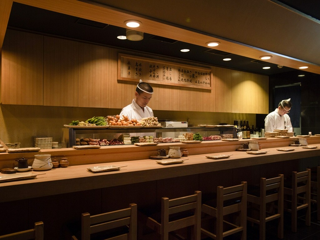 一人客ならば、カウンター席が特等席。手渡しで焼きたてを