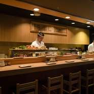 店内の最奥には、寿司店のように白木のカウンターがすらりとのびます。こちらは一人や二人などの少人数におすすめです。焼き立ての串を直接手渡される醍醐味は、カウンターならではの楽しみです。