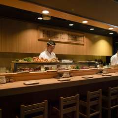 一人客ならば、カウンター席が特等席。手渡しで焼きたてを