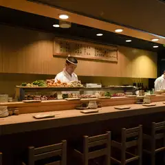 一人客ならば、カウンター席が特等席。手渡しで焼きたてを