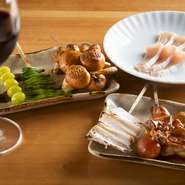 店を開店するにあたり、猪股氏がこだわったのが鳥の種類。「フランスのブレス鳥にも負けない旨みと弾力がある」と、創業より平飼いの伊達鶏を使用している。希少部位も数多く、余すところなく伊達鶏を味わえます。