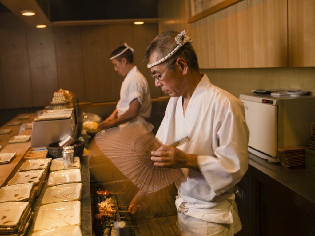 ライブ感あふれるカウンター席で、名人の火入れを堪能