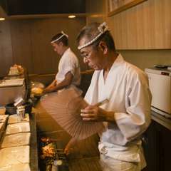 ライブ感あふれるカウンター席で、名人の火入れを堪能