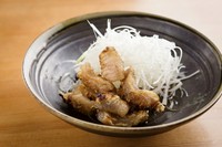 伊達鶏のアキレス腱をカットして焼いた後に、ネギとポン酢で味付けしたシンプルな料理。コラーゲンたっぷり、2羽分のアキレス腱が入りコリコリとした食感は酒肴としても人気。