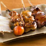 レバーはとろける食感、ちょうちんは濃厚な滋味、かしわはふっくらジューシーに、なんこつは小気味よい食感を、と猪股氏はそれぞれの部位の特徴を引き出すようにそれぞれの串を焼いていきます。