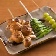 その時期もっともおいしい野菜がカウンターに豊富に並ぶのも【宮新】の特徴です。秋ならば大きな『なめこ』や『新銀杏』がまさに旬。季節野菜についてはスタッフまでお尋ねください。