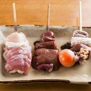 パリから日本へ帰国したときに、どんな鳥を使うかいろいろ悩み試してみました。その中でも福島県の伊達鶏は味が絶品でした。さらに平飼いは肉質も良好。最初の中目黒【鳥よし】のオープンより使い続ける食材ですね。